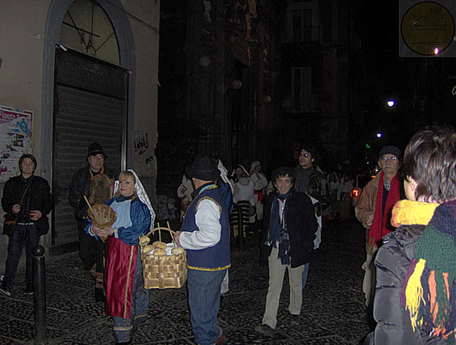 figuranti fra la folla festosa