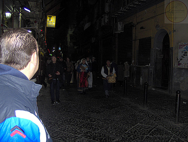 i Decumani accolgono gli antichi costumi