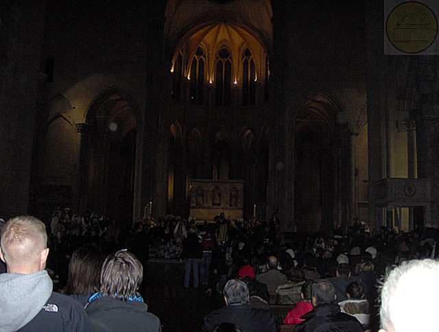 Fedeli al cospetto della Sacra Famiglia