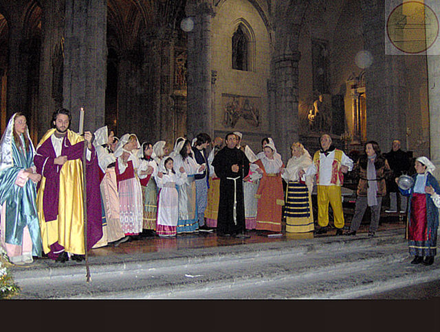 Padre Carmine benedice i fedeli