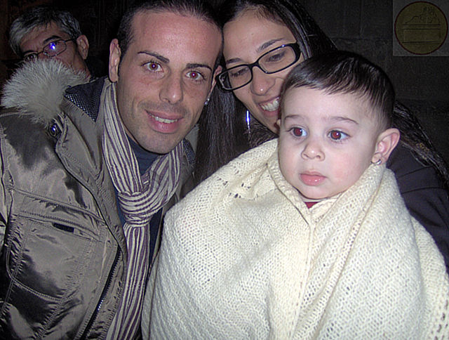 il piccolo Mattia con i genitori dopo la Sacra Rappresentazione