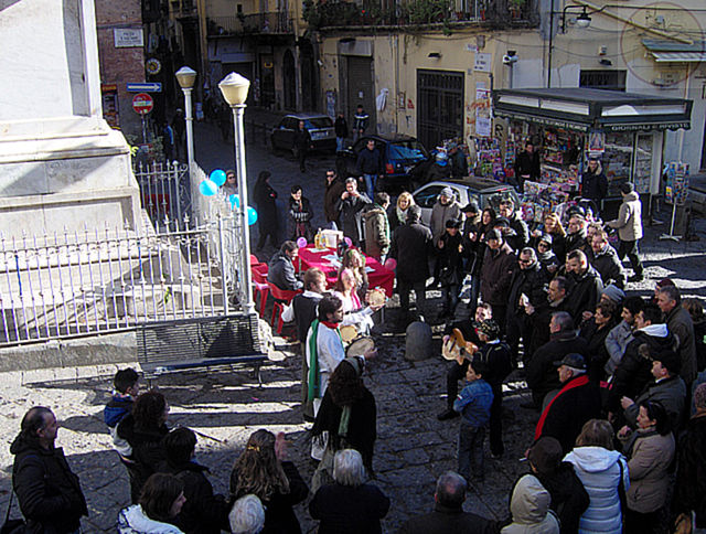 Folla al banchetto Telethon