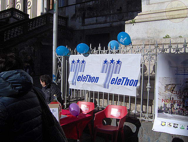 Lo striscione di Telethon