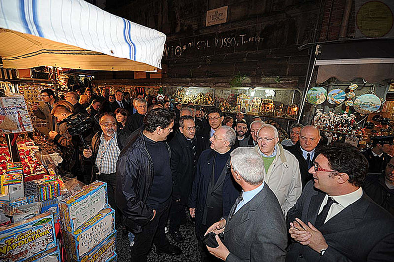 Il Sindaco di Salerno De Luca e il prof. Pasquino in visita a San Gregorio Armeno