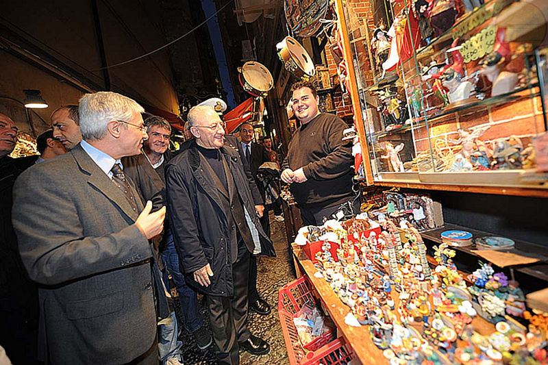 Il Sindaco di Salerno De Luca e il prof. Pasquino in visita a San Gregorio Armeno