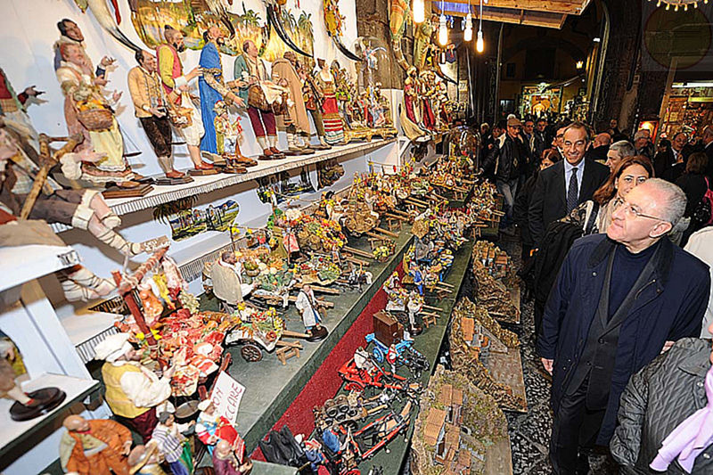 Il Sindaco di Salerno De Luca e il prof. Pasquino in visita a San Gregorio Armeno