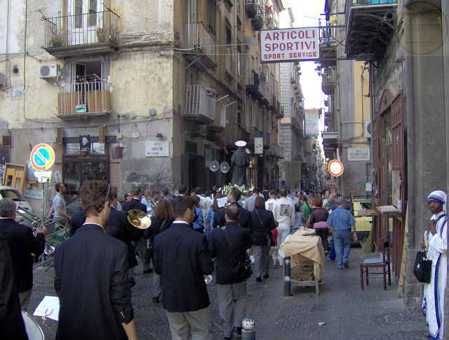 Festa di Sant'Antonio 2012 con la musica verso Via Duomo