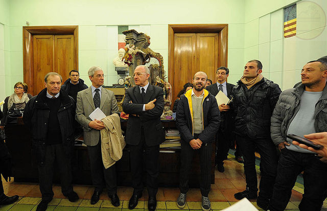 Annamaria Barbato, Giuseppe Natella, Amedeo Mango, Giuseppe Serroni, Vincenzo De Luca, Marco Ferrigno, Saverio Rubini nell'ufficio del Sindaco a Salerno