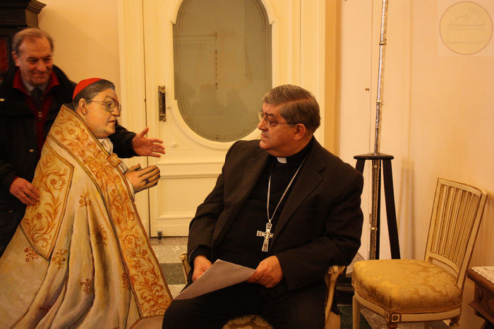 Il Cardinale Sepe riceve da Giuseppe Natella la sagoma che lo raffigura