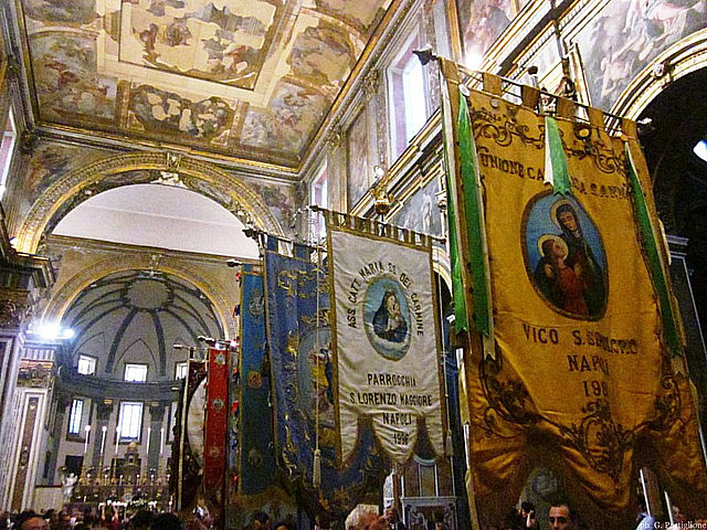 I gonfaloni delle Confraternite in Basilica per la processione