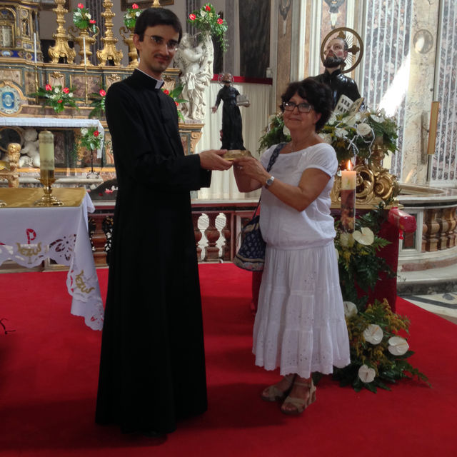 La signora Giovanna ha vinto la statuina votiva di San Gaetano con il numero 39 verde