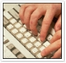 mani che scrivono sulla tastiera del computer
