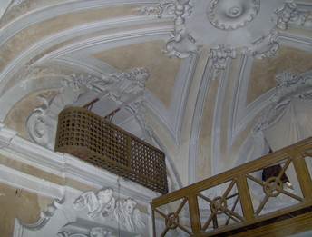 coro con ringhiera in legno