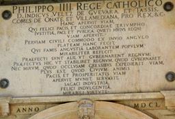 lapide sulla facciata della fontana