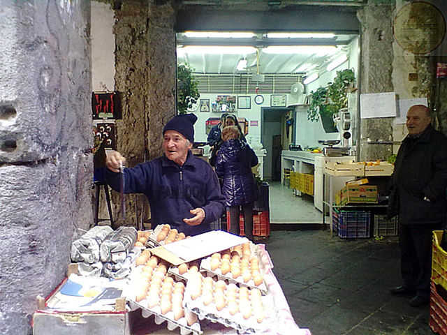 l'uovaiolo a Via Tribunali