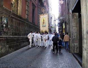 ragazzi vestiti di bianco nei vicoli di Napoli
