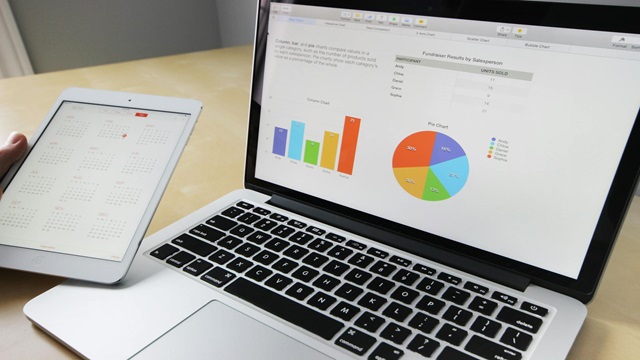 un computer con grafici sullo schermo e un tablet